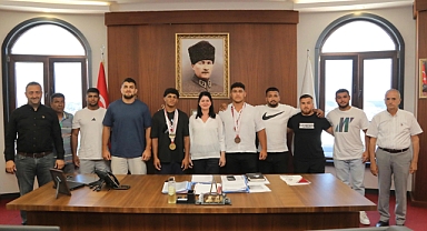 EDİRNE BELEDİYESİ GÜREŞÇİLERİ’NDEN BAŞKAN GENCAN AKIN’A ZİYARET