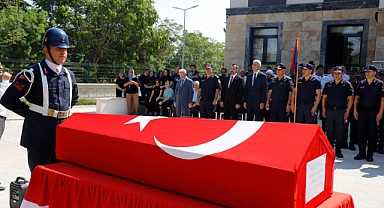 Edirne'de 3 aracın karıştığı kaza: Jandarma trafik tim komutanı ile hamile kadın ve eşi öldü