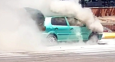 Edirne’de trafikte alev alan otomobil, zarar gördü