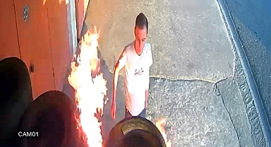 İş yerinin önündeki araç lastiklerini ateşe verdi; o anlar kamerada