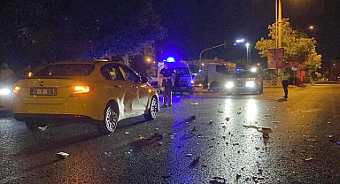 Kırmızı ışıkta bekleyen taksiye otomobil çarptı; 3 yaralı