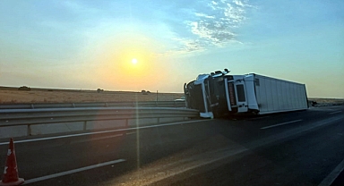 Orta refüje çarpıp devrilen kamyonun alkollü sürücüsü, yaralandı