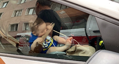 Otomobilde mahsur kalan 9 aylık bebek kurtarıldı