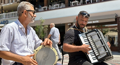 Sokak müzisyeninden ‘Gölgede bile pişiyorum’ şarkısı