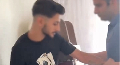 33 yıl hapisle aranan firari hükümlü, evdeki rafın arkasında saklanırken yakalandı; operasyon kamerada