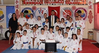 Babaeski'de Minik Karateciler Diplomalarını Aldı 
