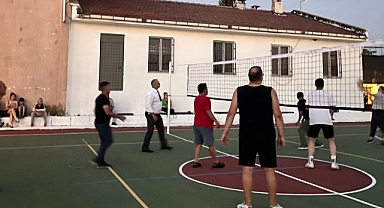 Başkan Hoşgör, Voleybol Maçında Vatandaşlarla Buluştu