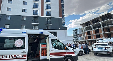 Eşini ve oğlunu boğup, bıçakla intihara kalkıştı