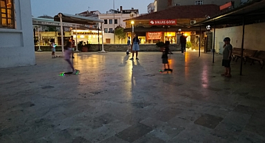 Hızırbey Camii Avlusu Çocukların Oyun Alanı Oldu