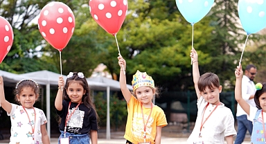 MİNİK ÖĞRENCİLERİN OKUL SIRALARINDAKİ YOLCULUĞU, 