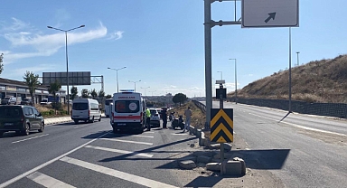 Motosikletiyle yol ayrımındaki parke taşlarına çarpan sürücü yaralandı