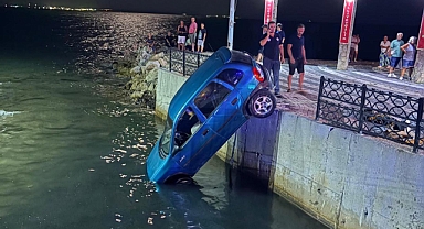 Su kanalında asılı kalan otomobilde 1 kişi yaralandı