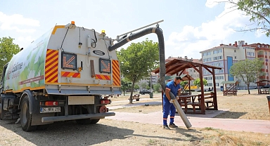 TEMİZLİK SEFERBERLİĞİ PARKLARDA DEVAM EDİYOR