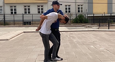 Uyuşturucu ile yakalandı, polisin serçe parmağını ısırıp kopardı