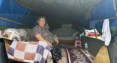 115 yıllık panayırda, ev ortamına çevirdikleri traktör römorklarında konaklıyorlar