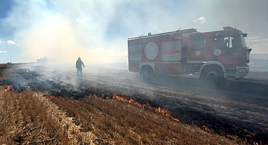 Anız yangınında alevler çiftliklere ulaşmadan kontrol altına alındı