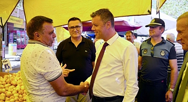 Başkan Sarıkurt, Pazartesi Pazarı´nda Vatandaş ve Esnafla Buluştu