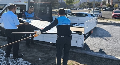 BÜYÜKŞEHİR ZABITA EKİPLERİNDEN İZİNSİZ REKLAM ELEMANLARINA GEÇİT YOK