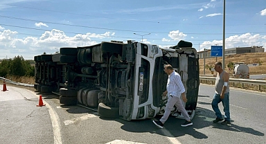 Çorlu’da kontrolden çıkan TIR devrildi; sürücü hafif yaralı
