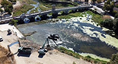 Edirne'de kuraklık nedeniyle otla kaplanan Tunca Nehri temizleniyor