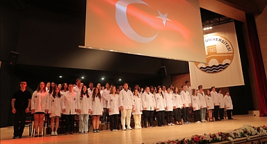 HEKİM ADAYLARI BEYAZ ÖNLÜKLERİNİ TÖRENLE GİYDİLER