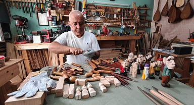 İnternetten yapmayı öğrendiği ahşap el yontması figürleri, festivallerde sergiliyor