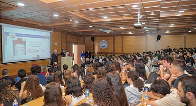 MİLLİ EĞİTİM BAKAN YARDIMCISI DR. NAZİF YILMAZ’DAN, TIP FAKÜLTESİ ÖĞRENCİLERİYLE “İNSAN VE İNSANA HİZMETİN DEĞERİ” KONULU SÖYLEŞİ