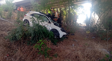 Otoyolda üst geçidin ayağına çarpan otomobilin sürücüsü öldü