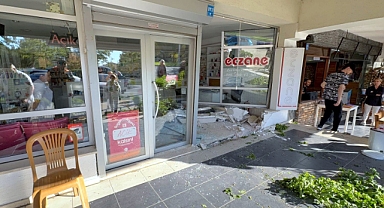 Sürücünün fren yerine gaza bastığı otomobil eczaneye girdi