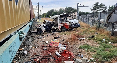 Trenin hemzemin geçitte çarptığı minibüsün sürücüsü yaralandı