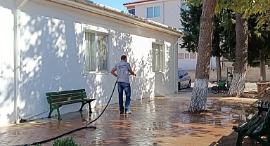 Büyükkarıştıran'da Sağlık Ocağı Çevresi Steril Hale Getirildi 