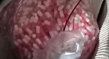 Çalıştığı ilaç fabrikasından çaldığı ham madde ile evinde uyuşturucu hap üretirken yakalandı