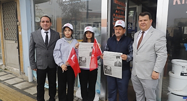 Cumhuriyet'in 102’nci yılında 102 öğrenci gazete, bayrak ve şapka dağıttı