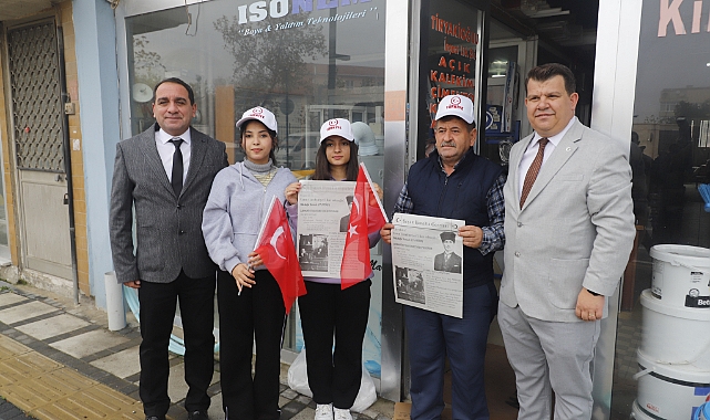 Cumhuriyet'in 102’nci yılında 102 öğrenci gazete, bayrak ve şapka dağıttı