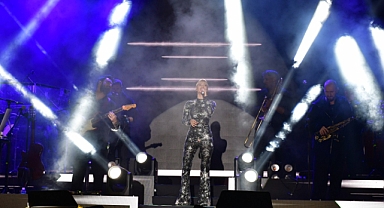 Derya Uluğ, Lüleburgaz’da Cumhuriyet Coşkusunu Zirveye Taşıdı