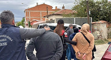 Edirne'de bir evde 15 kaçak göçmen ile 4 FETÖ şüphelisi yakalandı