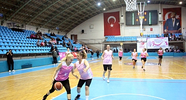 Edirne’de kadınlardan, meme kanserine farkındalık için basketbol maçı