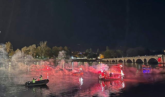 Edirne'de Meriç Nehri'nde kayıklarla fener alayı