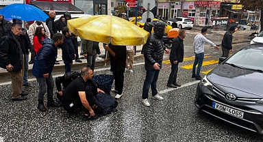 Esnaf, kazada yaralanan yaya ıslanmasın diye şemsiye açtı, üstüne mont örttü