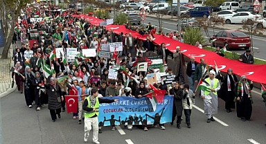 Gazze için yürüyüp, gökyüzüne balon bıraktılar