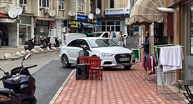 Kapalı Otoparkın Önüne Park Etti, Yayalara Engel Oldu