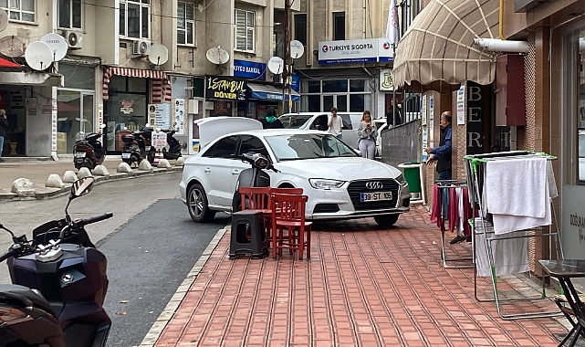 Kapalı Otoparkın Önüne Park Etti, Yayalara Engel Oldu