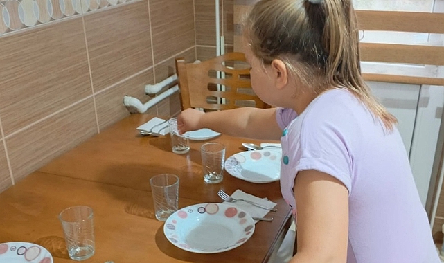 “Sofra Hazırlığı” Becerisi Evlerde Uygulamalı Olarak Gerçekleştirildi