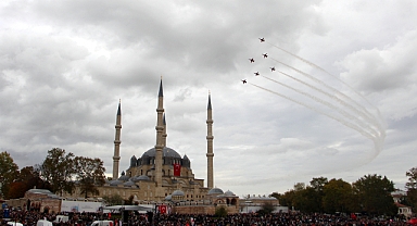 Türk Yıldızları’ndan Edirne’de gösteri uçuşu