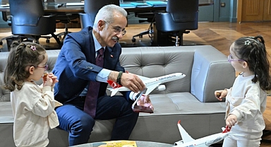 UÇAK GÖRÜNCE MUTLU OLAN ERVA VE ZÜMRA HAYALLERİNE KAVUŞTU