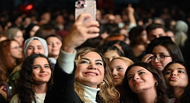 ÜNİVERSİTELİ GENÇLER 