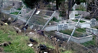 Alkollü sürücünün kullandığı otomobil, mezarlığa girdi