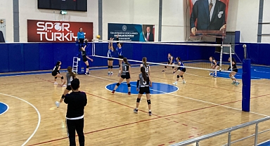 Anadolu Lisesi Rakibini Set Vermeden Geçti 