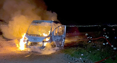 Araç sahibi, servis minibüsünü ateşe verdi