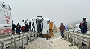 Devrilen kamyonda sıkışan sürücü yaralandı